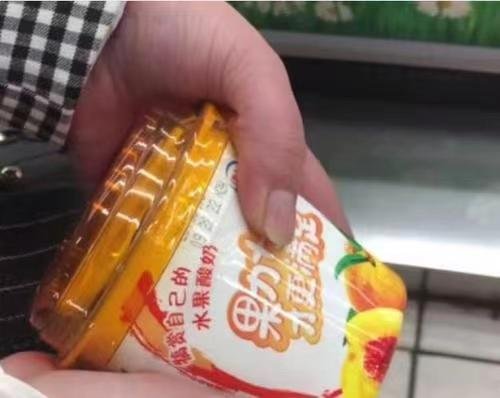 江苏一超市导购员踩酸奶敷脚，员工出问题是不是开除就可以一劳永逸？