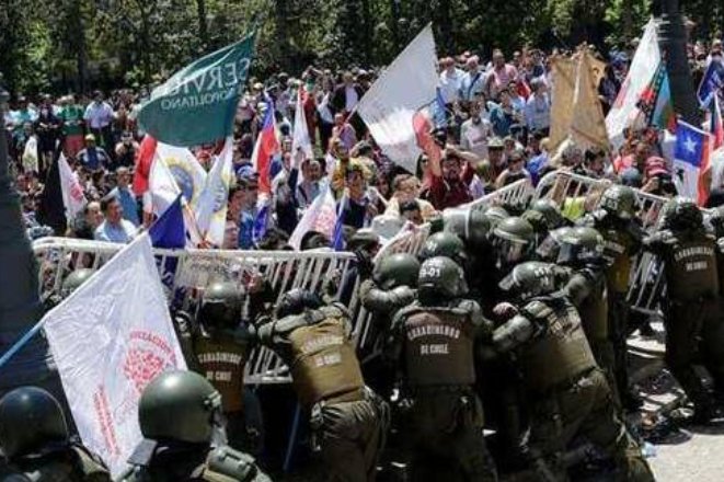 打砸地铁站,点燃大楼,智利首都为何遭受如此暴力?