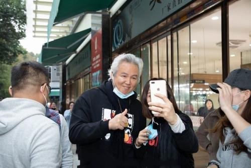 林瑞阳女员工下跪领粥引争议,你能接受这种跪地领饭的场面吗?