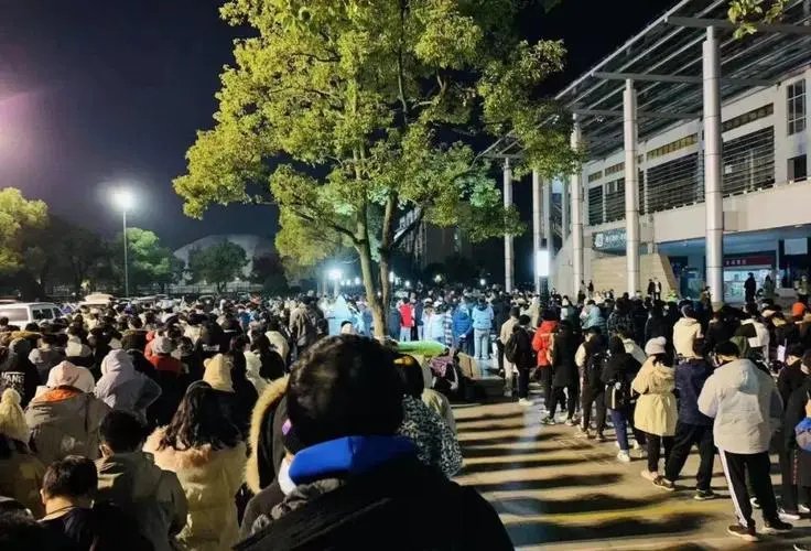 浙江大学紫金港校区发现外地疫情关联病例，该校采取了什么措施？