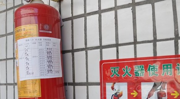 灭火器现场为什么要贴检查表？（表上面要每月画一个勾然后签上检查人的姓名）有什么法律、规范或标准要求