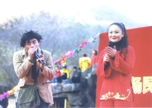 魏三商城的爱人是做什么？