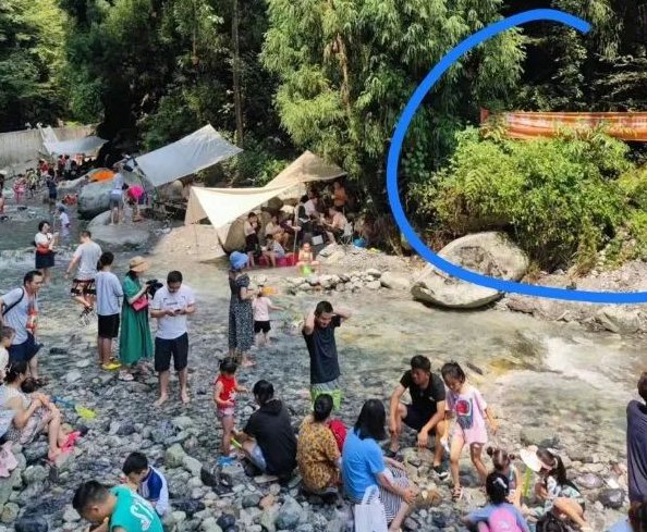 山洪父子被困视频拍摄者发声：很想去救却无能为力！洪水有多急？