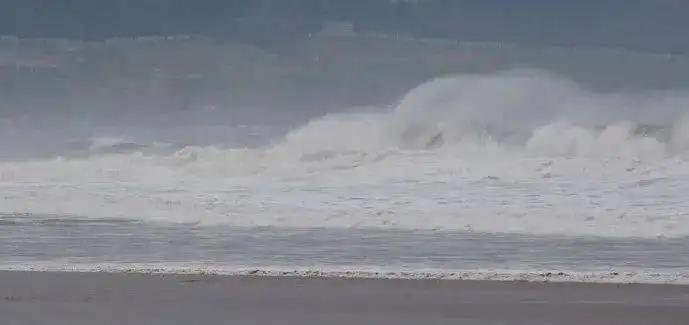 受台风的影响,浙沪近海预计大浪到狂浪,当地情况如何?