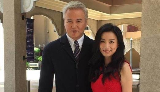 林瑞阳女员工下跪领粥引争议,你能接受这种跪地领饭的场面吗?