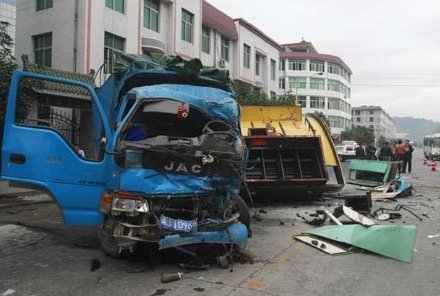 京沈高速一油罐车与货车相撞，引发大火，如何避免此类事故的发生？