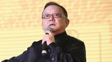 教研室主任、副教授的郑艳东,为何嫁三婚的王刚,还给他生儿子呢?