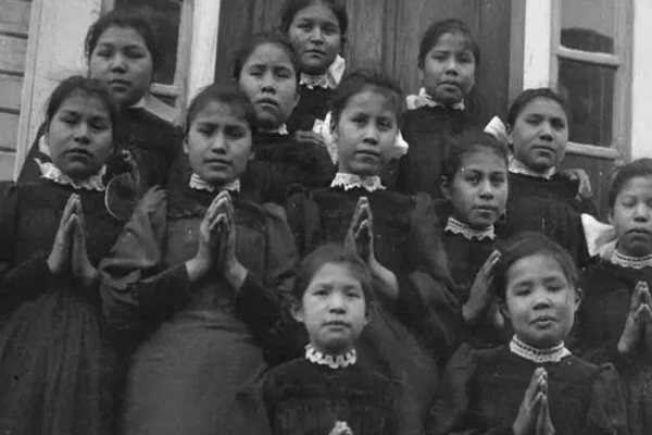 加拿大一学校旧址现215具儿童遗骸，官方对此有何表示？