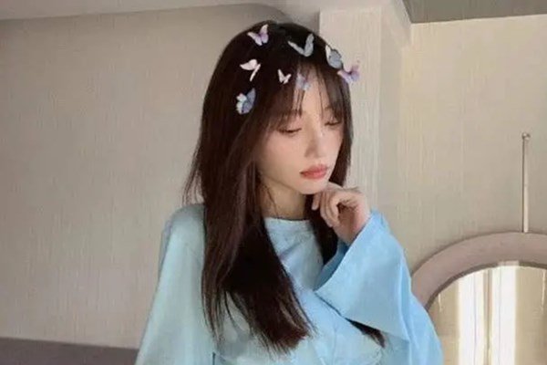 关于网传李小璐脖子出现吻痕这件事,她本人是如何回应的?