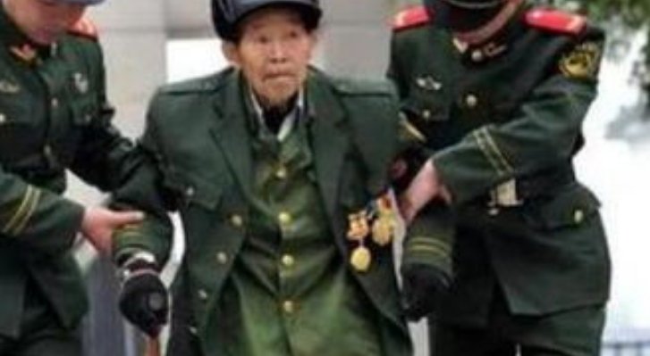 一男子自称残疾军人无证占座还骂人，此事体现了怎样的社会风气？