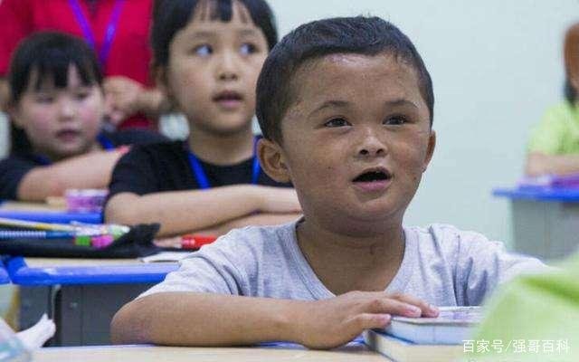 那个当众喊马云“爸爸”的小男孩,回到农村后,过得如何?