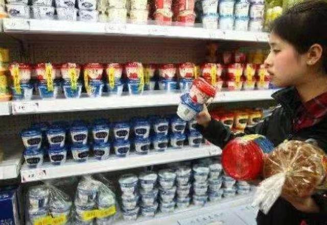 江苏一超市导购员踩酸奶敷脚，员工出问题是不是开除就可以一劳永逸？