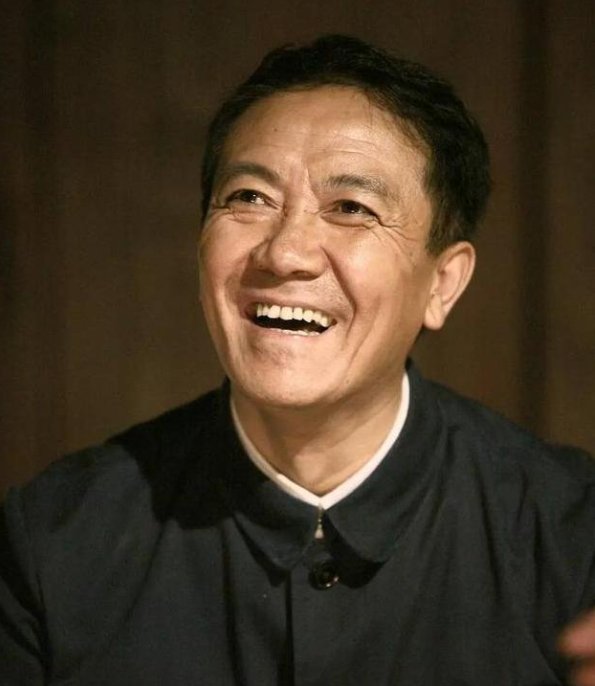 李云龙之后再无经典吗？大器晚成的李幼斌61岁仍游历演艺圈，你怎么看？