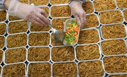 一言不发就集体倒掉营养餐,现在的孩子为何如此“硬核”?