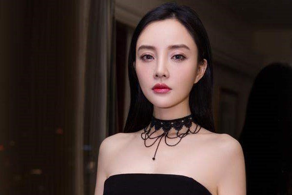 关于网传李小璐脖子出现吻痕这件事,她本人是如何回应的?