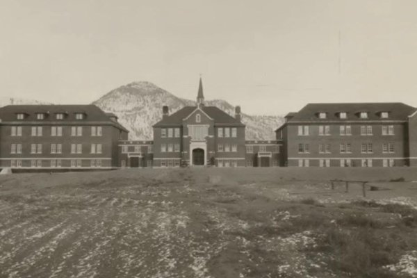 加拿大一学校旧址现215具儿童遗骸，官方对此有何表示？