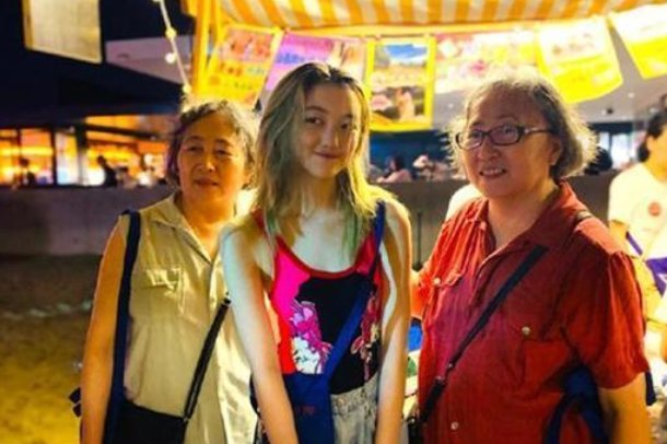 李嫣摆摊义卖穿着引发争议,穿成这样合适吗?