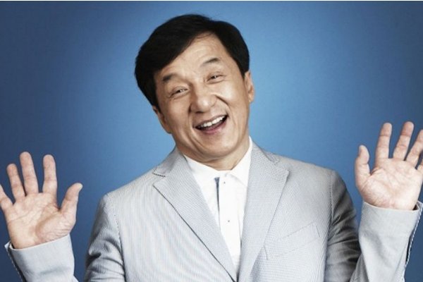 成龙在拍新片时,是什么样的意外致其溺水的?