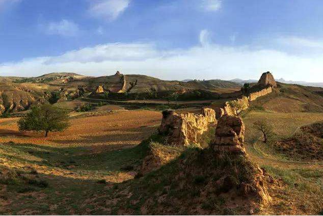 黄河远上白云间，一片孤城万仞山。诗句的意思