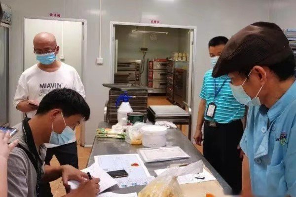 广州朝天路小学现“早产面包”，此事该如何追责？