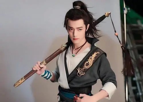 有专家建议对艺人实行持证上岗制度,外界对这个建议有何看法?