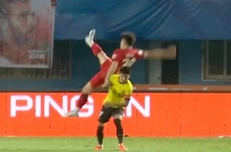 韦世豪侵犯导致赵宏略四根肋骨骨折,本赛季基本报销!韦世豪恶意使坏吗?