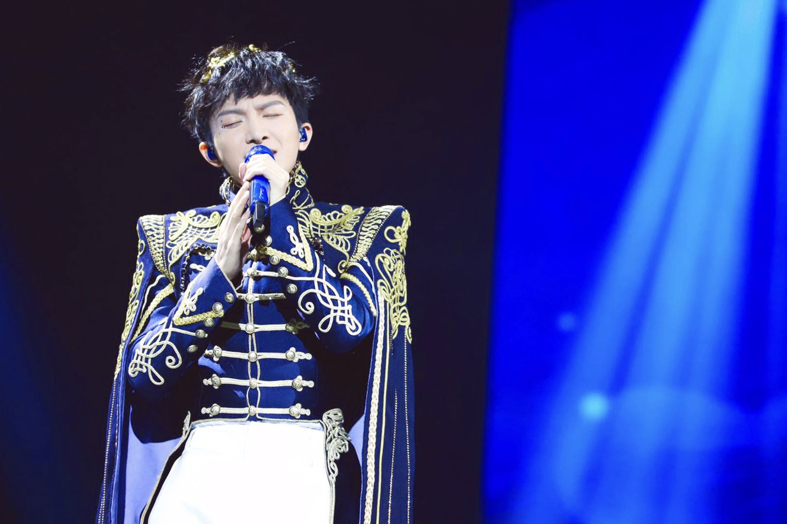 周深照片被核酸亭作为张嘴示范，是否侵犯了他的肖像权？