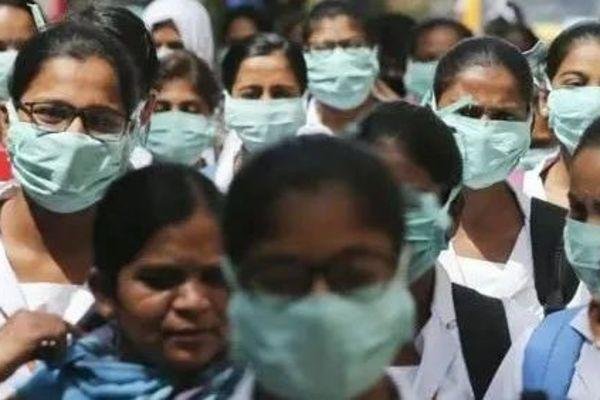 印度男子下跪恳求警察不要拿走氧气瓶，事情究竟是怎么一回事呢？