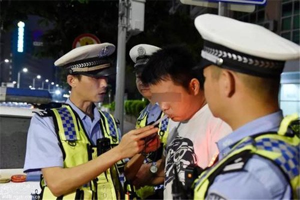 广西一男子为躲交警钻进女子被窝,男子是否构成骚扰行为?