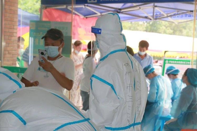 成都突降暴雨，市民深夜冒雨核酸检测，当地疫情形势如何？