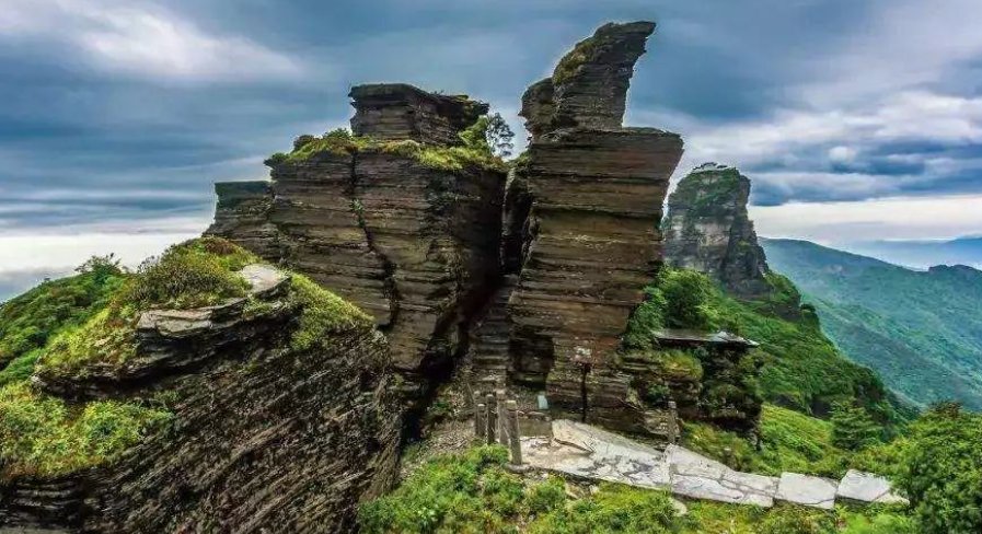 游客在5A景区梵净山石壁刻字，面对指责不以为意，他们的行为有多恶劣？