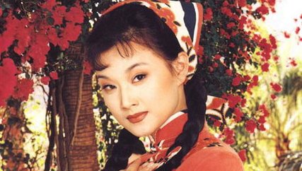 宋祖英罕见现身，素颜出镜齐肩短发清爽干练，她如今怎样了？