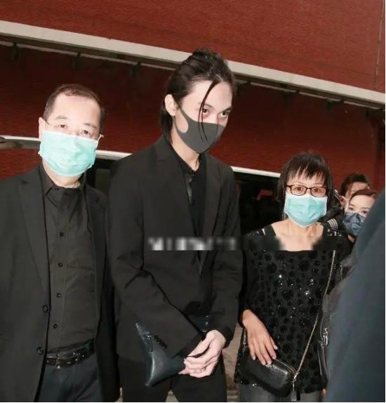 吴孟达刚刚出殡,儿子便遭到了全网暴力,他做了什么?