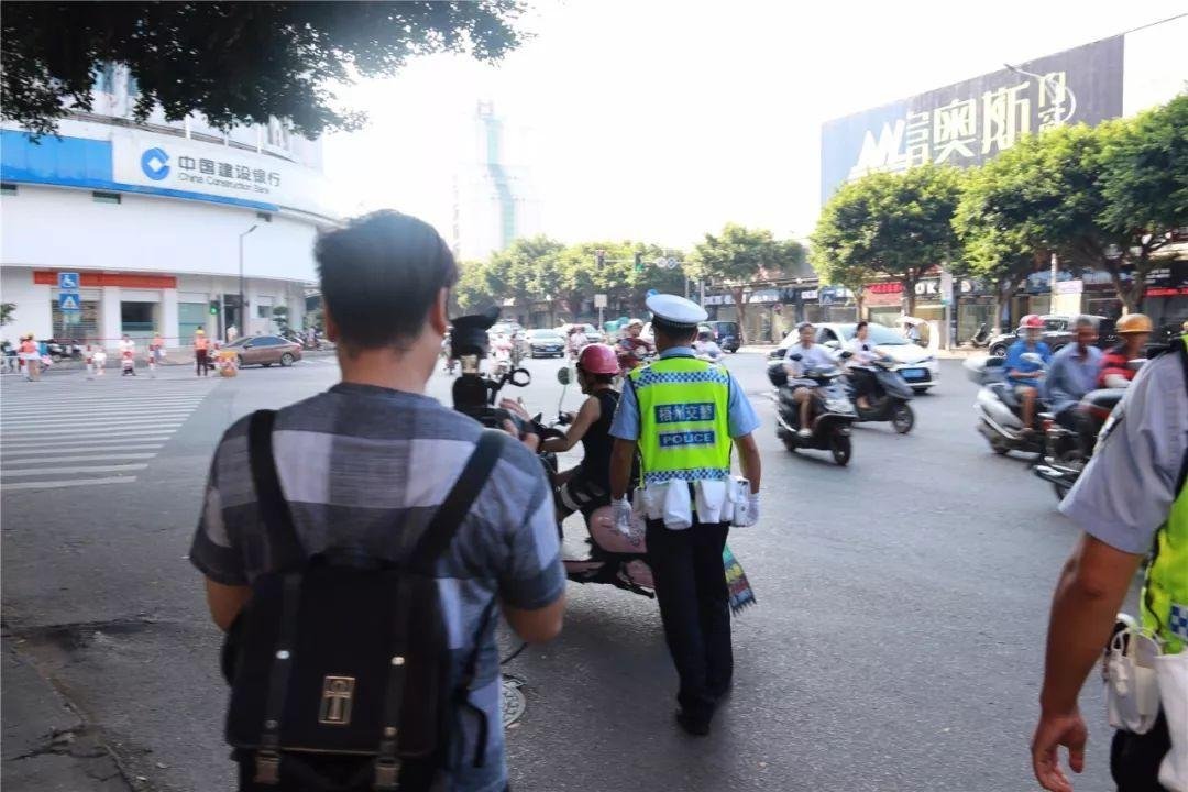 大妈骑车被拦，掏出一本“秋名山车神老司机证”，这本老司机证从何而来？