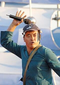 魏三商城的爱人是做什么？