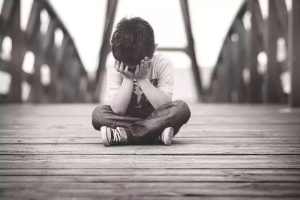 生怕6岁孙子回家,爷爷离家500公里跨省丢亲孙,有苦衷就能丢孩子?