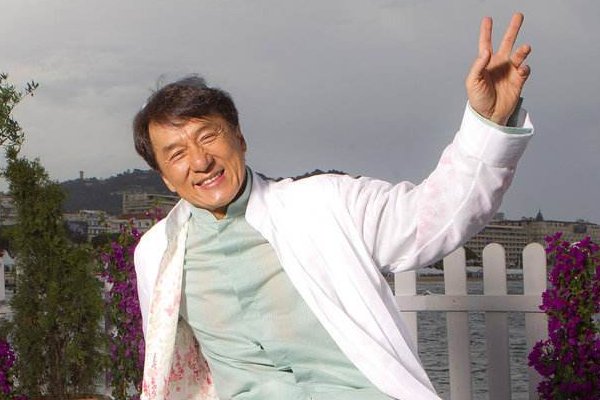 成龙在拍新片时,是什么样的意外致其溺水的?