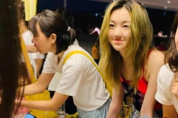 李嫣摆摊义卖穿着引发争议,穿成这样合适吗?