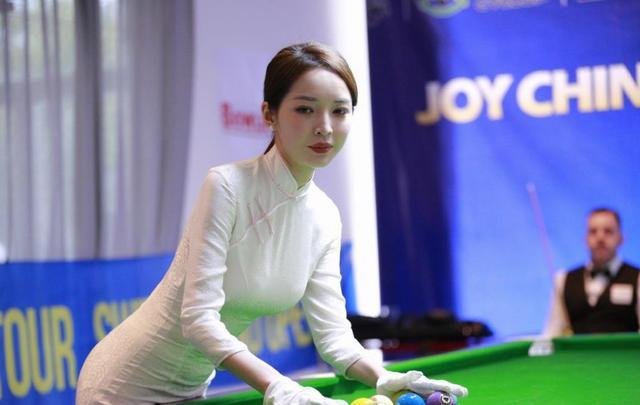 又一位台球女神走红。穿旗袍身姿傲人,她是谁呢?