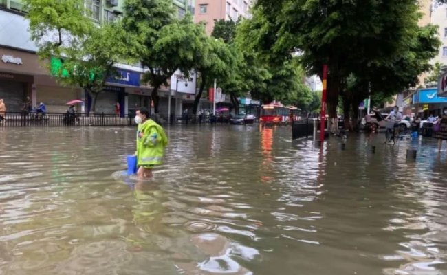 广州暴雨内涝后大水冲进地铁，地铁工作人员采取了什么措施？