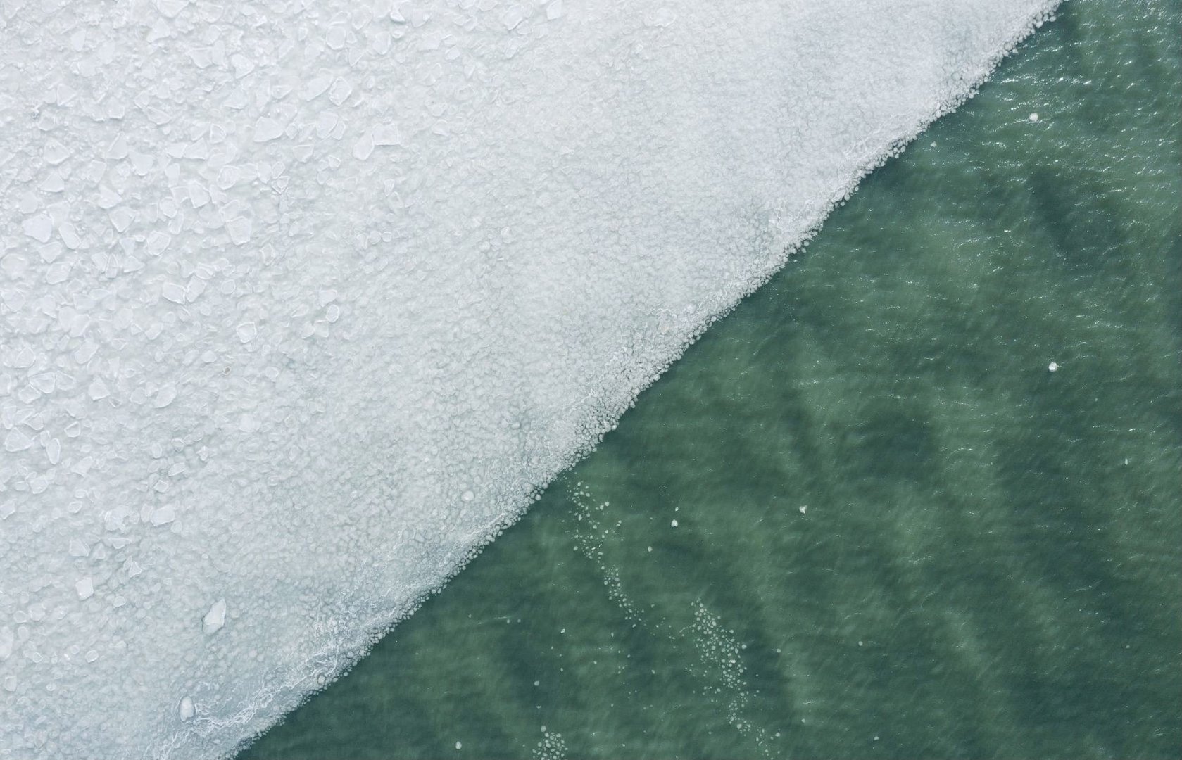 山东青岛海浪翻涌的瞬间被冻住了,这个场面究竟有多美?