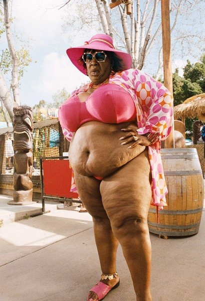 这个肥婆在水世界玩耍的是什么电影？片名叫什么？