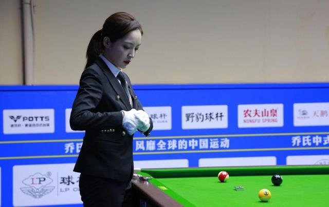 又一位台球女神走红。穿旗袍身姿傲人,她是谁呢?