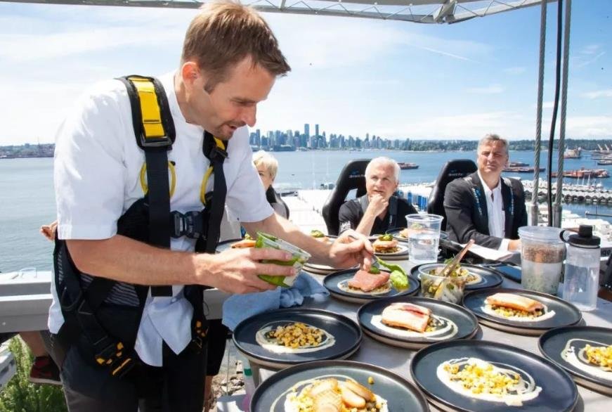 悬在半空中吃饭，世界著名的“空中餐厅”究竟在哪儿？