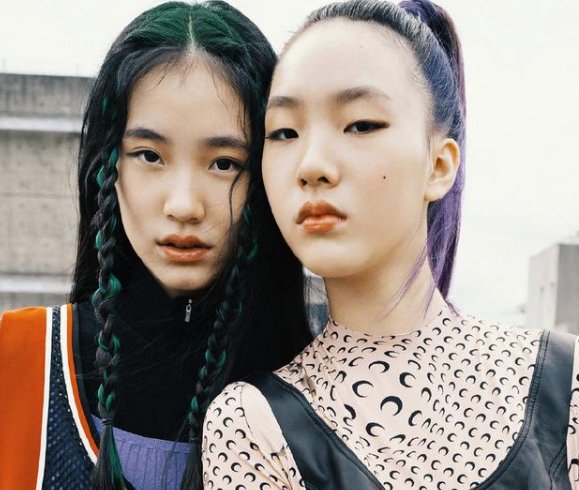 小S两女儿合体拍时尚杂志,两个女儿你觉着两个谁更好看?