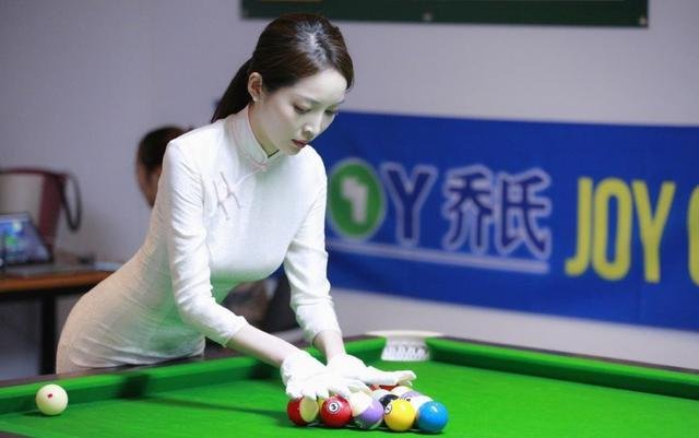 又一位台球女神走红。穿旗袍身姿傲人,她是谁呢?