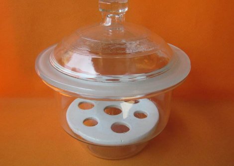 玻璃干燥器里的物质是什么？如何干燥这些物质？