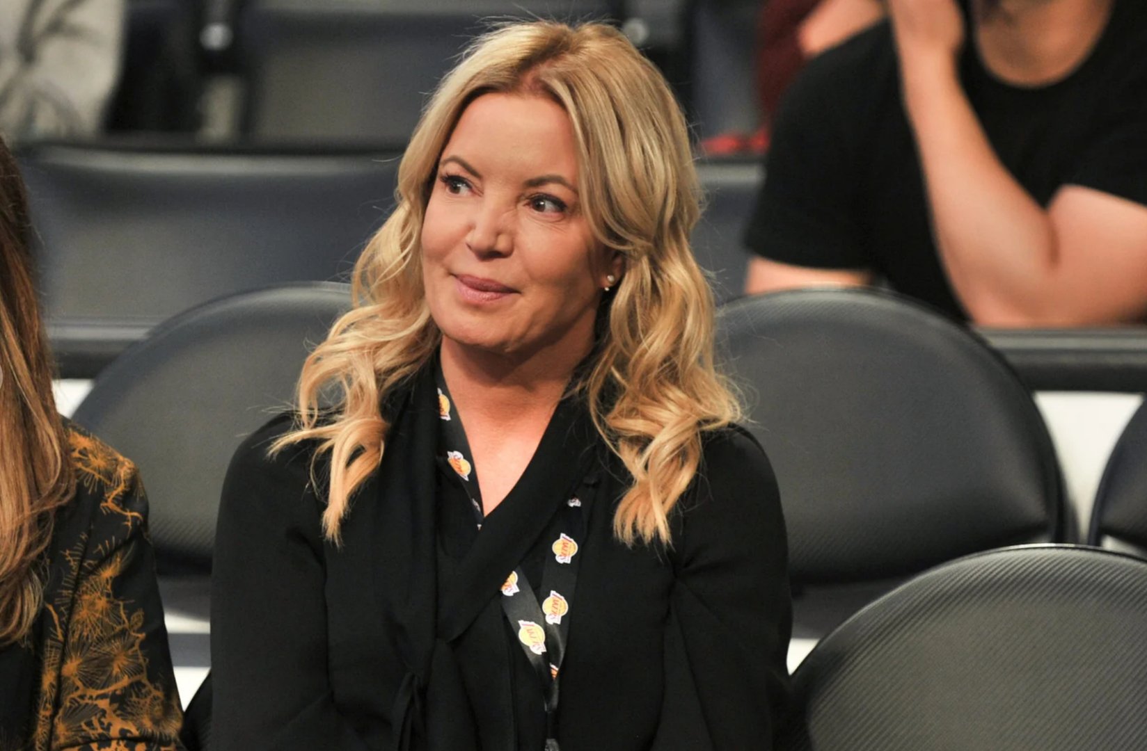 湖人队的现任老板究竟是什么来历?