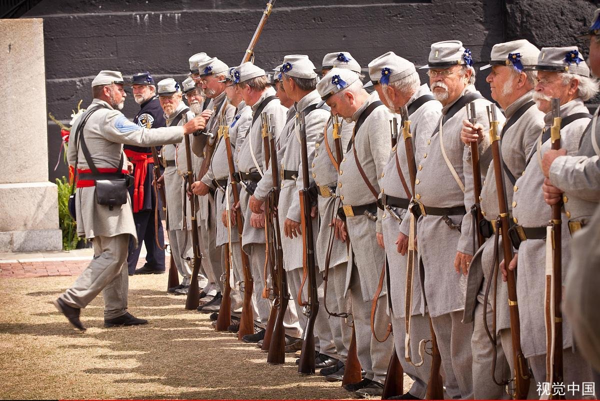 美国的民主党和共和党分别是由谁建立的？起源是什么？