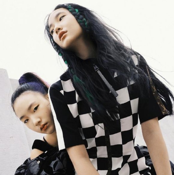 小S两女儿合体拍时尚杂志,两个女儿你觉着两个谁更好看?